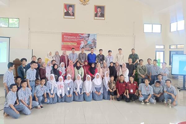 Membangun Mental Baja Menuju Global: Kegiatan Kewiraan Calon Tenaga Kerja Luar Negeri SMKN 1 Purwaka
